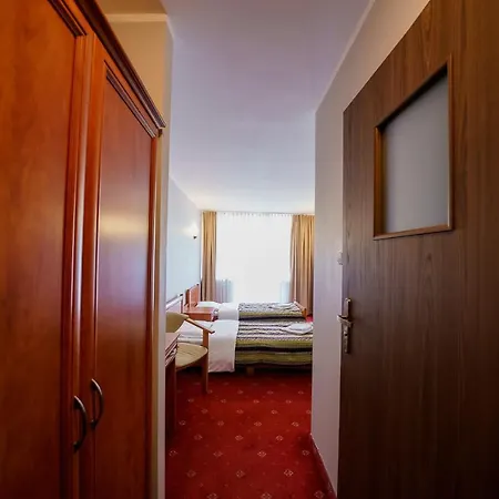 Promenada Zegrze Hotel *